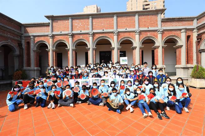 中港高中国中部美术班于歷史建筑林懋阳故居「一德洋楼」举办「绘意清眷诗情画展」及「一德洋楼速写展」双联展。（冯惠宜摄）