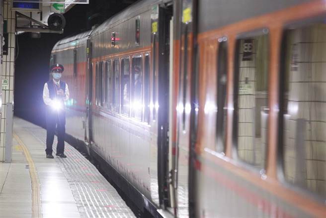 卫福部桃园医院发生群聚感染事件，国内疫情紧张，台铁27日证实，一名女性列车长曾到有新冠肺炎确诊个案医院就诊，日前接获卫生单位需隔离通知，台铁已掌握车长近4日足迹，列车也会加强清洁消毒，图为台铁台北车站工作人员指挥列车离站。（张铠乙摄）
