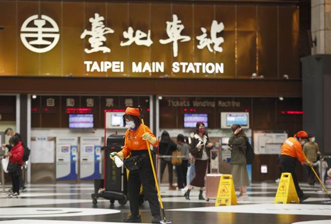 卫福部桃园医院发生群聚感染事件，国内疫情紧张，台铁27日证实，一名女性列车长曾到有新冠肺炎确诊个案医院就诊，日前接获卫生单位需隔离通知，台铁已掌握车长近4日足迹，列车也会加强清洁消毒，图为台铁台北车站的工作人员在大厅清洁消毒。（张铠乙摄）