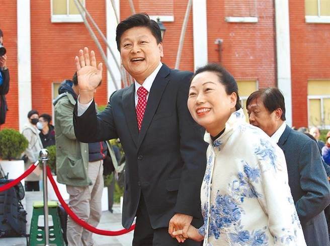 花莲县长徐榛蔚（右）前年因未获国民党核准，帮丈夫、无党籍立委傅昆萁助选，国民党考纪会日前决议「从轻」处分停权1年。（本报资料照）