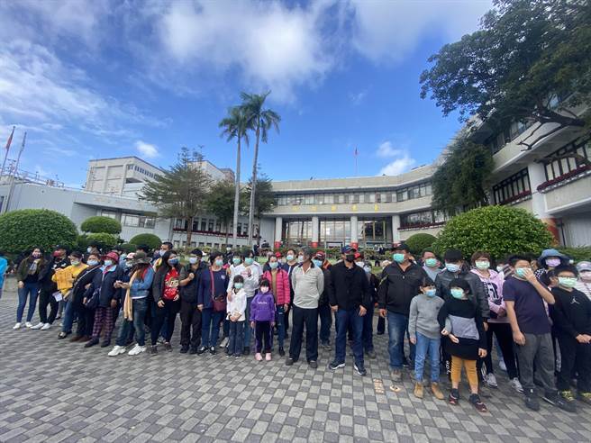 台东县温泉国小、长滨国小两校校长因分别有婚外情、言行不当等事实，县府教育处依法将其解职；网路上更掀波澜，两校家长会力挺其校长，27日集结近百人至县府广场陈情抗议，要求校长留任。（蔡旻妤摄）