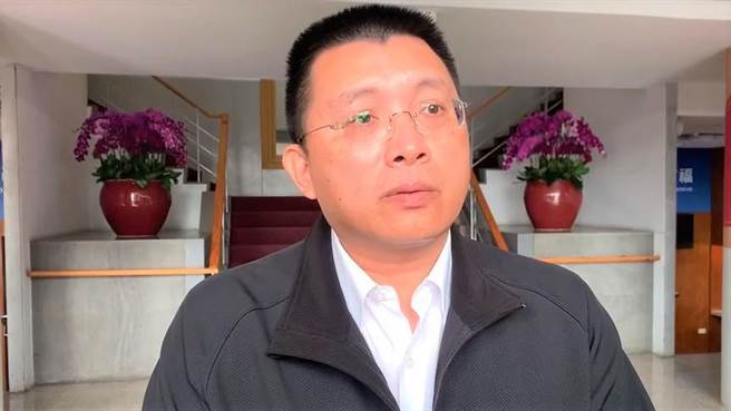 「是这个社会没有是非，还是我的价值观跟一般大眾不同？」教育处长林政宏谈起校长解职，对于校长不知反省、家长支持品格失当的人，感到相当错愕与难过。(蔡旻妤摄)