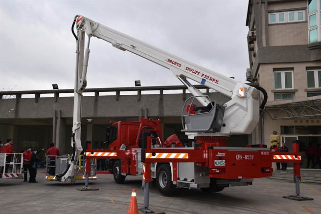 苗栗县消防局採购新的屈折式云梯消防车。（谢明俊摄）
