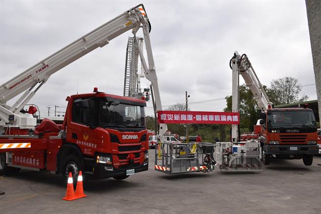 苗栗县消防局採购新的屈折式云梯消防车，与旧的屈折式消防车并列交接。（谢明俊摄）