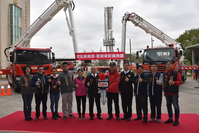 苗栗县消防局採购新的屈折式云梯消防车，由县长徐耀昌主持启用。（谢明俊摄）