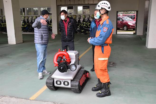 苗栗县消防局採购全县首具消防机械人。（谢明俊摄），