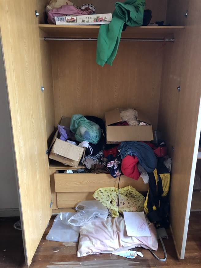 5寶爸退租後將房內弄得髒亂不堪。(圖/房東提供)