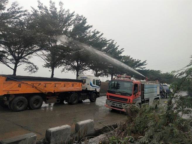 屏縣府環保局在空品不佳時，要求縣內砂石場加強灑水及洗掃街。(屏縣府環保局提供)