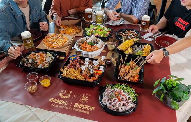 金色三麦「Let’s Bandoh一起办桌」春酒尾牙外送到府服务，标榜只要一通电话，即有专人直接将年菜送至指定地点。图／金色三麦提供