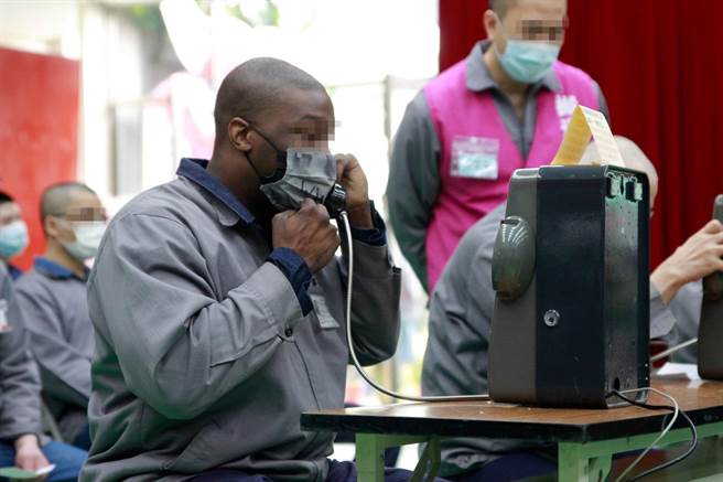 台北监狱因疫情影响，春节恳亲活动取消，为让收容人抒解思乡情怀，27日举办电话恳亲。（台北监狱提供／赖佑维桃园传真）