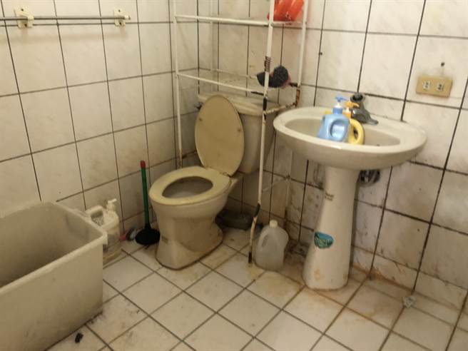 5寶爸退租後將房內搞得凌亂不堪，讓房東氣炸。(圖/房東提供)