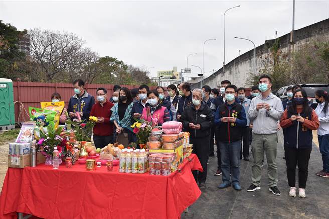 頭份社區活動中心工程上梁典禮27日上午舉行，由市長羅雪珠主持。（謝明俊攝）