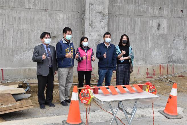 頭份社區活動中心工程上梁典禮27日上午舉行，由市長羅雪珠主持。（謝明俊攝）