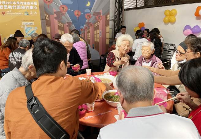 彩忆爷奶作伙来围炉，让平常不易出门的长辈们，提早过个温馨的农历佳节。（中华民国失智者照顾协会提供／陈世宗台中传真）