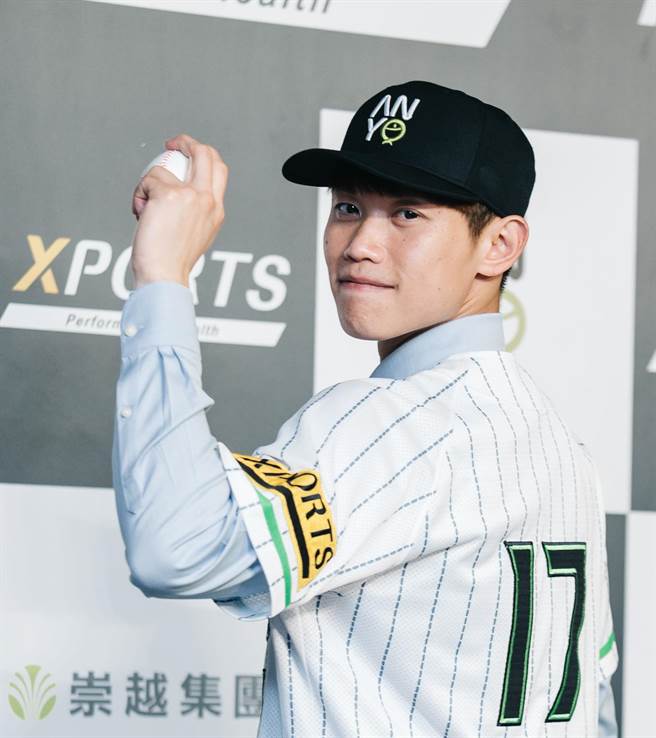 陈冠宇和业余队安永鲜物签下半年短约，今日举办加盟仪式。（郭吉铨摄）