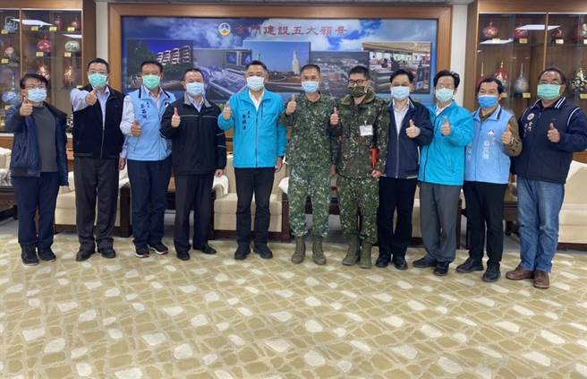 新冠肺炎疫情当前，金门县府今年春节慰问驻军，不再走入营区，改邀请部队代表到府「作客」。（李金生摄）