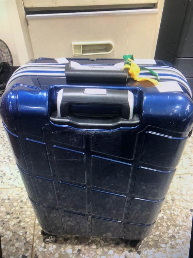 蓝色行李箱失主已从草屯到台东，还不知行李仍留草屯，所幸机警的草屯警协助，快速寻回。（草屯警分局提供／黄立杰南投传真）