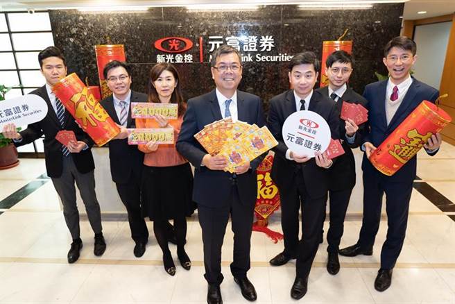 元富证券通路事业本部张清发副总(中)与同仁推广金牛迎春刮千万。图／元富证券提供