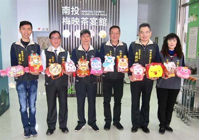 南投县农会总干事曾明瑞（左二）等人，展示歷年依生肖制作的吉祥物伴手礼盒。（廖志晃摄）