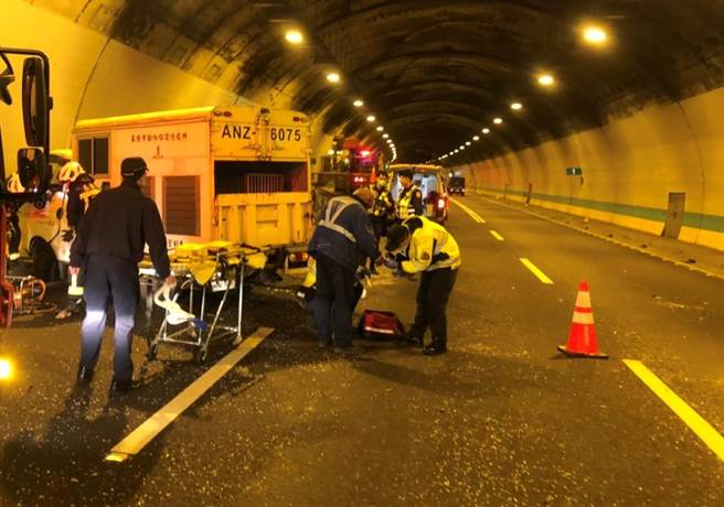基隆七堵区国道3号南下0.8km基隆隧道内，27日下午2货车发生擦撞。（翻摄照片／陈彩玲基隆传真）