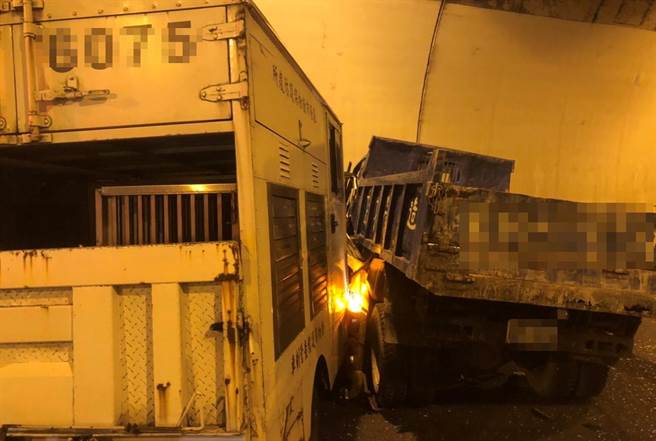基隆七堵区国道3号南下0.8km基隆隧道内，27日下午2货车发生擦撞。（翻摄照片／陈彩玲基隆传真）