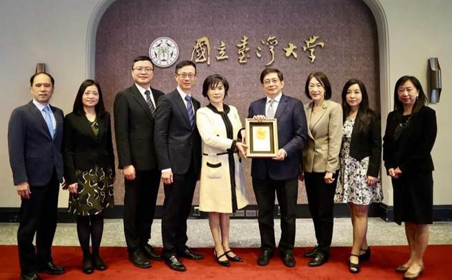 台大与媚登峰集团董事长庄雅清26日举行捐赠奖学金签约仪式(台大提供／简立欣台北传真)