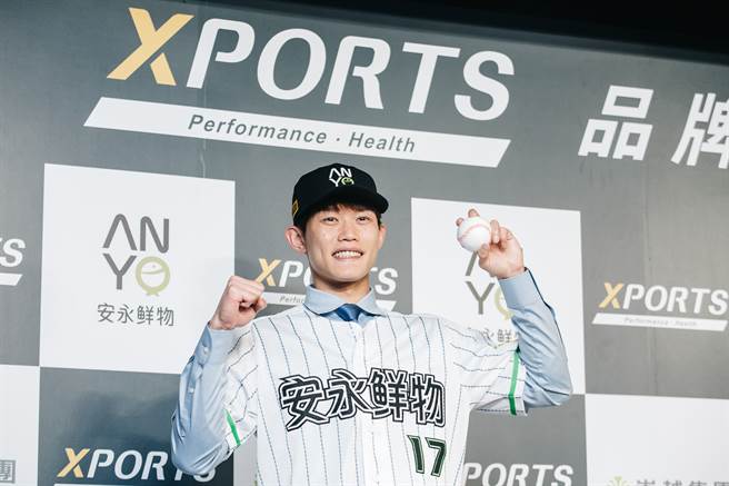 前旅日投手陈冠宇返台发展，选择在投入中职选秀前先加盟崇越科技旗下业余球队安永鲜物。（郭吉铨摄）