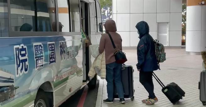 今有大批医护人员搭乘专车前往检疫所。（姜霏摄）