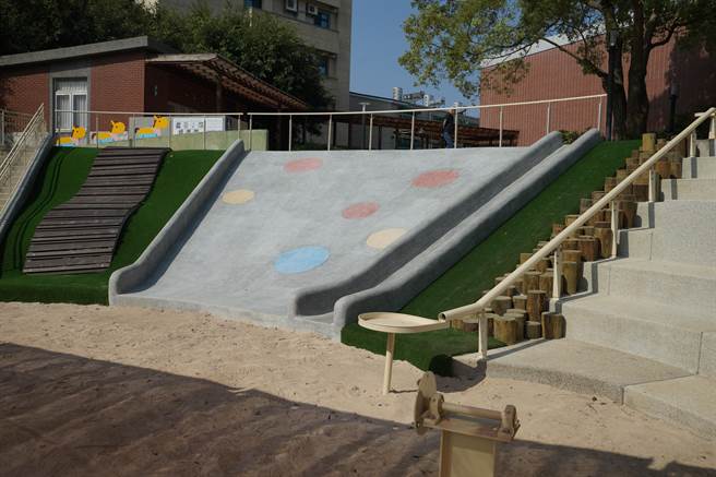 位于客家文化馆的阶梯广场，经乡亲利用参与式预算讨论、设计后，最终催生出龙潭第1座沙坑特色公园。（黄婉婷摄）