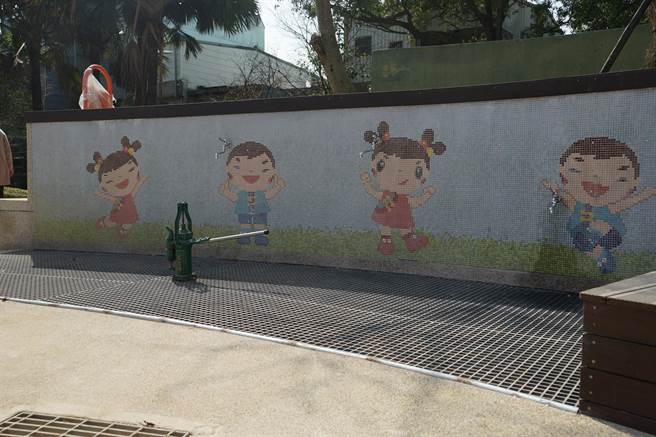 为融入客家文化，游戏区洗脚处墙面也加入客家局吉祥物阿弟阿妹的马赛克拼贴。（黄婉婷摄）