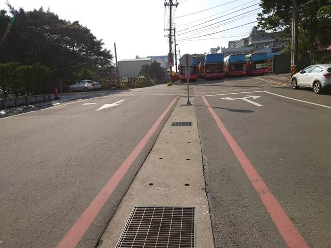 桃園市楊梅區永平路為2條相鄰的新舊平面道路，2側原為無識別雙向道，常有不諳路況的駕駛不慎在y型交叉處撞上永平工商的停車場圍牆，畫設遵行標線後，不少家長認為標示清楚許多。（黃婉婷攝）