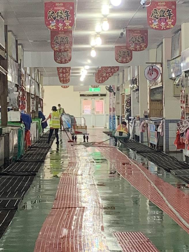 有鑑于桃园疫情再度升温，中坜区渔会加强永安观光鱼市内部消毒，除既有的1个月2次大消毒，外加每日清洁楼梯扶手、栏杆及厕所，并要求摊贩减少併桌，降低群聚风险。（黄婉婷摄）