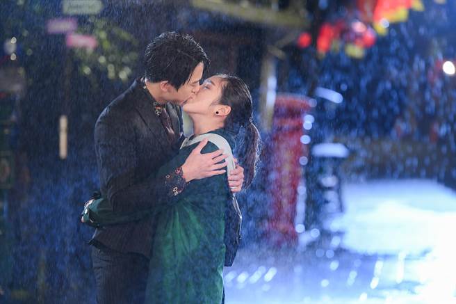 梁舒涵和邱昊奇雨中浪漫擁吻。（三立提供）