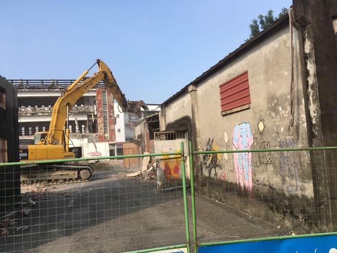 挖土机进驻青果合作社「旗一办事处」展开拆除作业。（林雅惠摄）