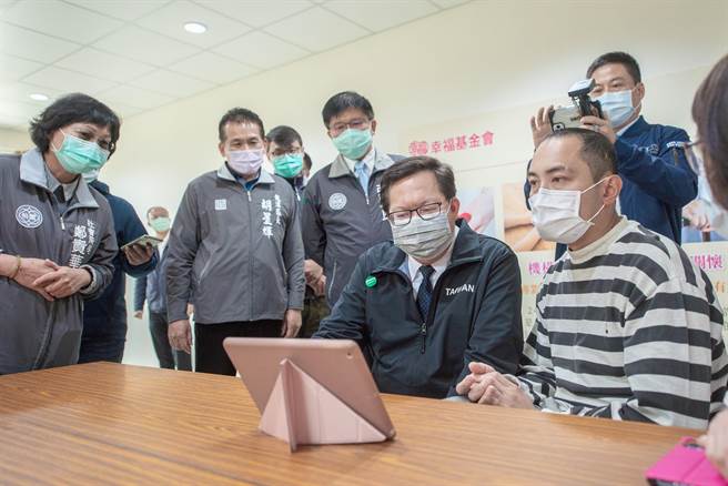 身障社福机构25日起暂停访视，为顾及院生的情感需求，桃园市长郑文灿昨陪同自闭症院生，以视讯方式向年迈父母嘘寒问暖、加油打气。（黄婉婷摄）