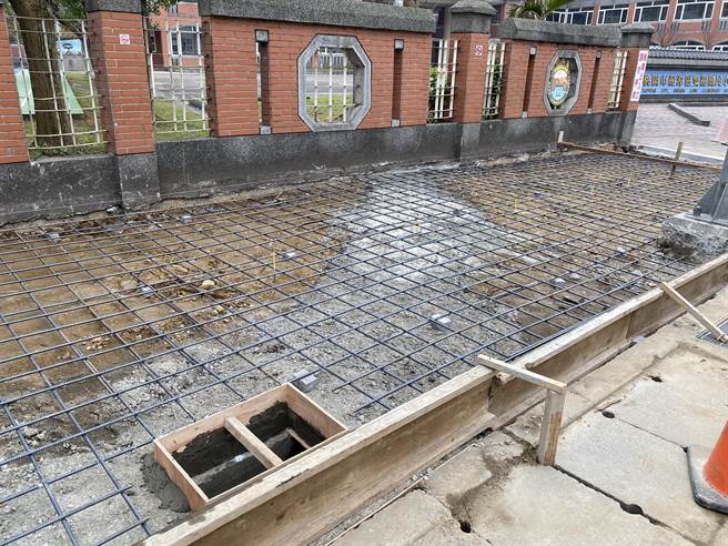 龙潭区公所预计寒假进场施作，解决人行道路面凸起、排水断面落差等问题。（黄婉婷摄）