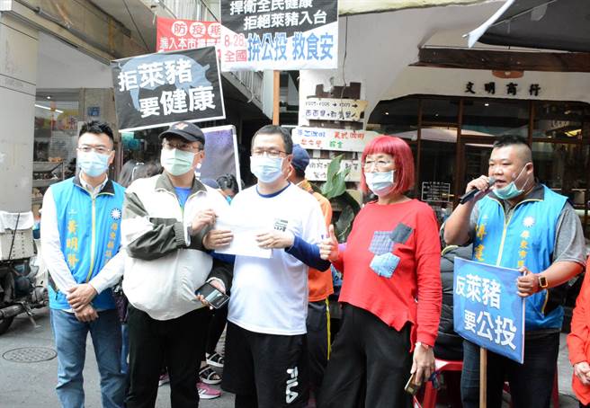 台北市议员罗智强(中)南下屏东鼓励民眾勇敢站出来，进行拒绝进口莱猪公投连署。(林和生摄)