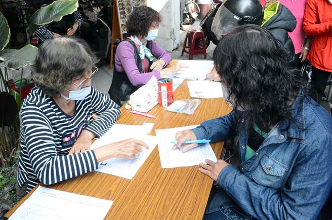 屏东中央市场民眾参与反莱猪公投连署。(林和生摄)