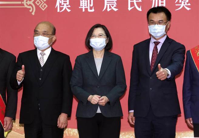 蔡英文总统（中）、行政院长苏贞昌（左）、农委会主委陈吉仲（右）27日出席十大神农及模范农民颁奖典礼，肯定他们在农业上的努力与贡献。（黄世麒摄）
