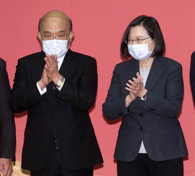 蔡英文总统（右）、行政院长苏贞昌（左）27日出席十大神农及模范农民颁奖典礼，肯定他们在农业上的努力与贡献。（黄世麒摄）