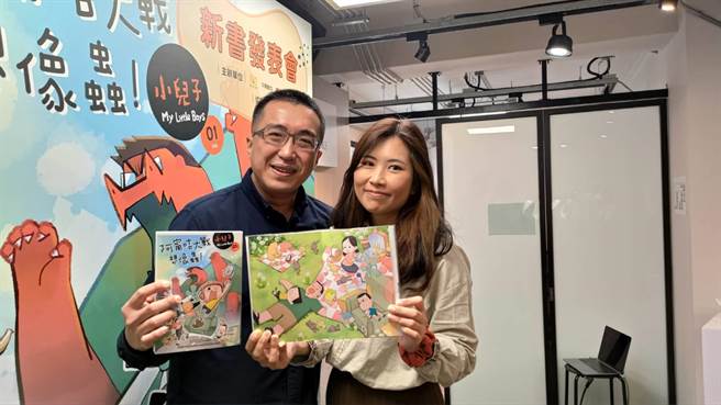 漫画家夫妻檔汉宝包(左)与LONLON(右)合作，共同描绘家庭故事。(王宝儿摄)