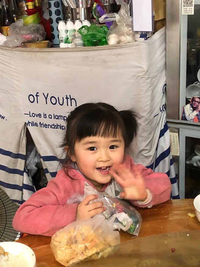 小女童无忧的童音为寒冬的关隘带来无限的生气，也慰藉了我们这些远道而来被寒冷吓坏的旅人。（作者提供）