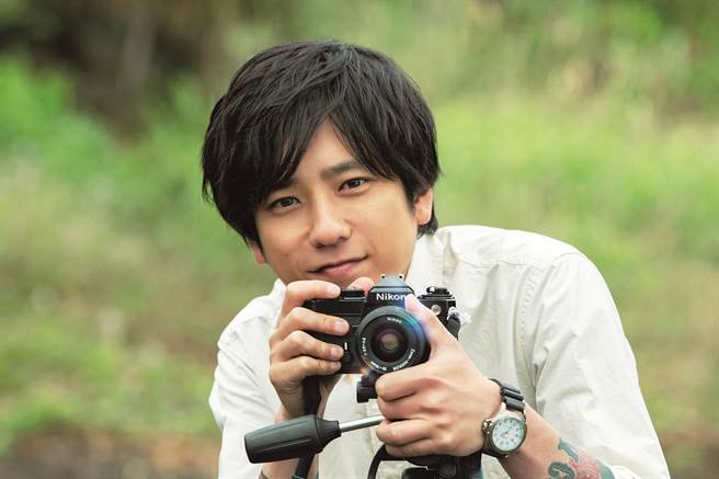 二宫和也在片中变身日本「最会拍全家福」的男人。（采昌国际提供）