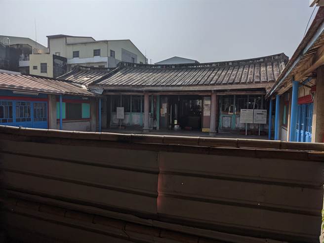 金唐殿与善行寺已经缠讼30多年，双方交恶，还用铁皮分隔空间。（庄曜聪摄）