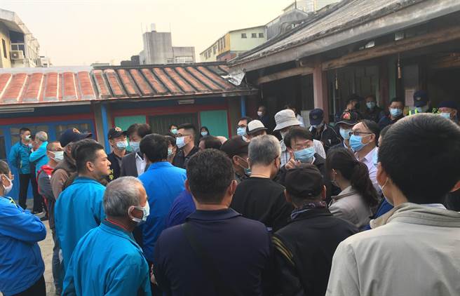 文资处下午到现场会勘，将重启文资审议会议，金唐殿人员也到场表达意见。（台南市政府文化资产管理处提供／庄曜聪台南传真）