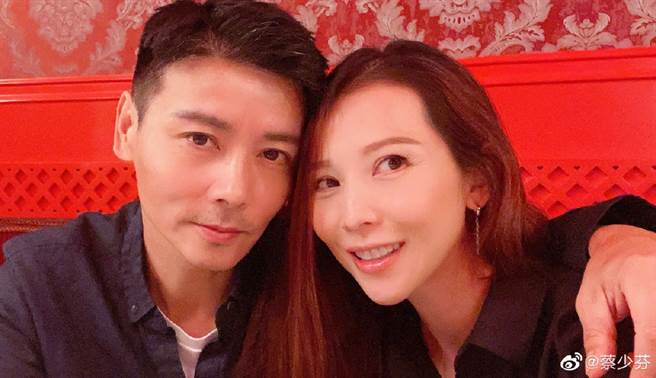 蔡少芬和张晋结婚13年，是演艺圈模范夫妻檔。（图／翻摄自微博）
