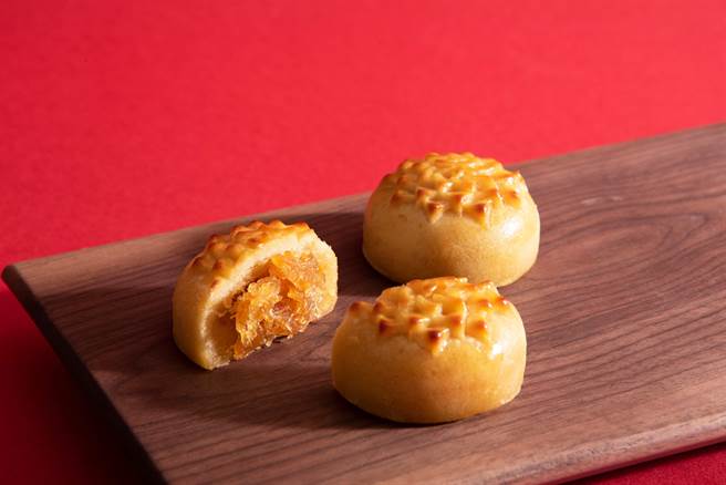 旺来饼上层凤梨花压纹，象徵好运旺旺来。（微热山丘提供／廖志晃南投传真）