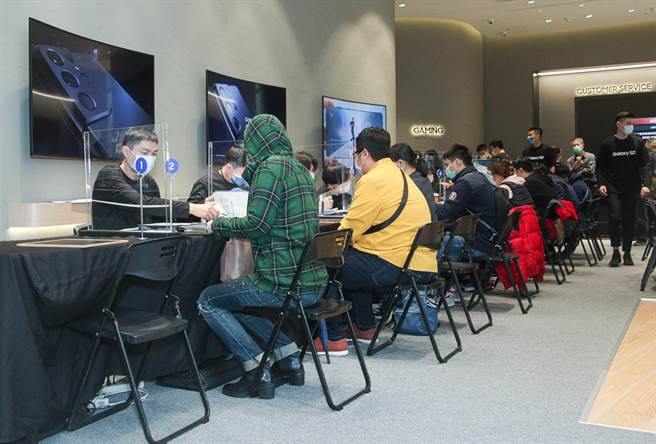 台湾三星今为了配合国家防疫政策，改为波段式预约交机，同时推出前3天预约取机，即可得到限量350份的千元邮政礼券，安心取机再享优惠。（吴松翰摄）