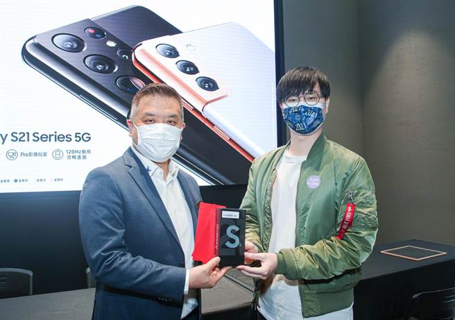 台湾三星电子行动与资讯事业部副总经理陈启蒙（左）与抢得第一梯次取机名额的取机消费者合照。（吴松翰摄）