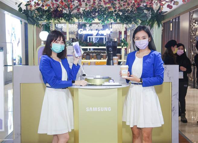 三星今（27日）开放已预购Galaxy S21 5G旗舰级系列的消费者取货，更与人气咖啡店「温咖啡」携手打造Galaxy Cafe，让预约取机星粉可获得手冲咖啡及星粉专属语录。（吴松翰摄）